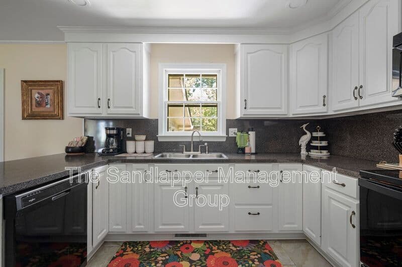 Charleston House: 1652 Boone Hall Drive