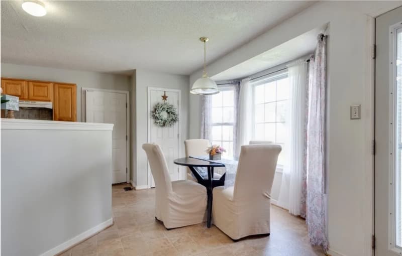 Sandston House: 420 Green Hollow Ln