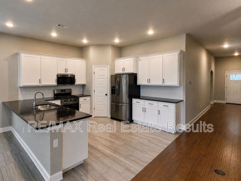 Bentonville House: 511 Melrose Pl