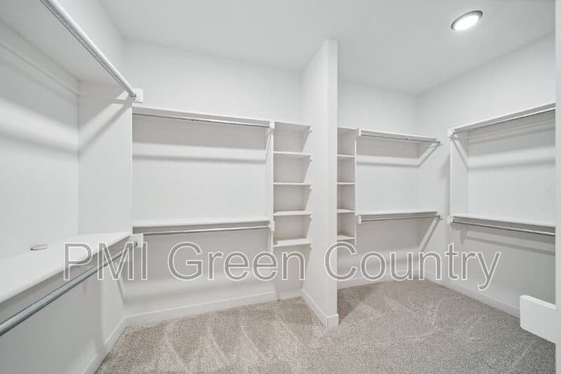 Collinsville House: 11806 N 131st E Ave