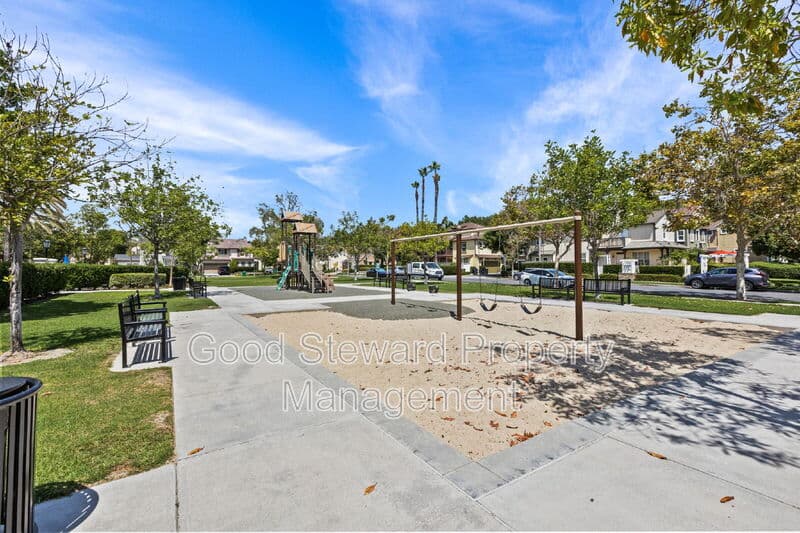 Ladera Ranch House: 6 Lindenwood Farm