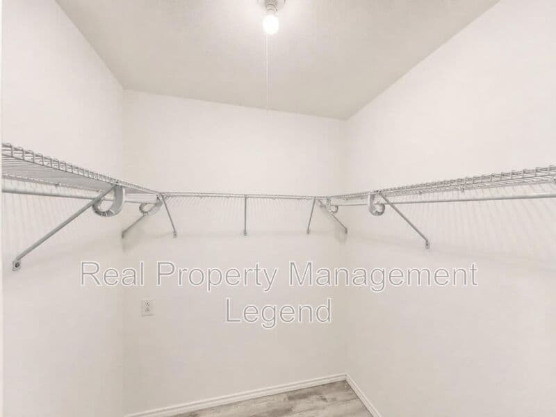 Benbrook House: 70 Legend Road