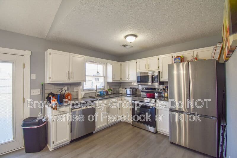 Fayetteville House: 5598 Windy Knoll Pl