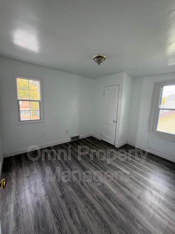 Warren House: 7568 Hudson Ave