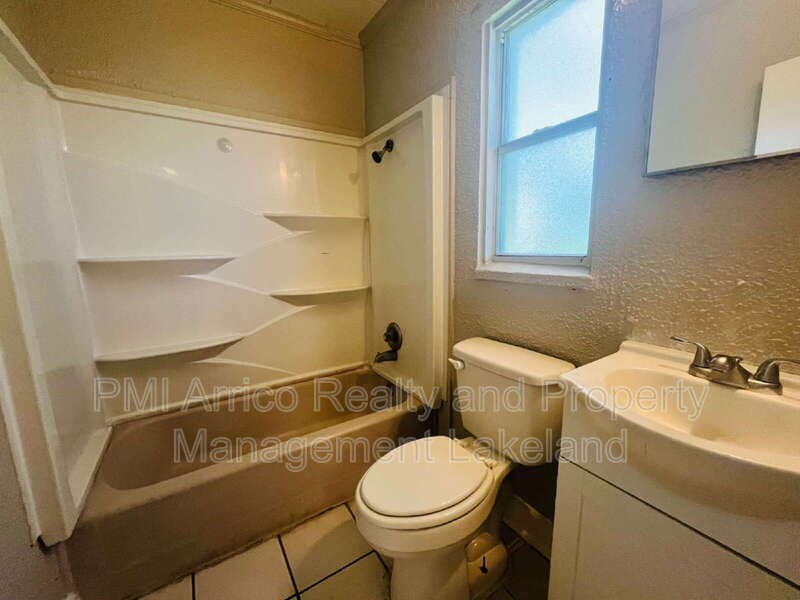 Plant City House: 305 1/2 E Tomlin St