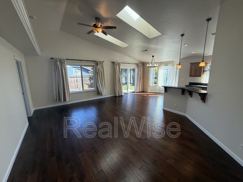 Grants Pass House: 1575 SW Yucca Dr