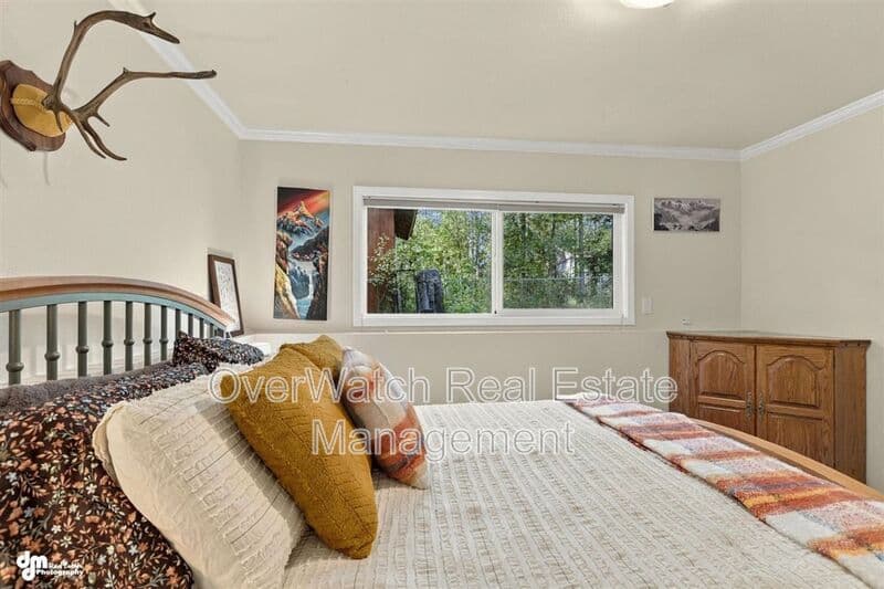 Eagle River House: 10610 High Bluff Dr