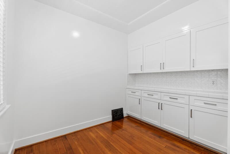 Long Beach House: 76 Roycroft Avenue