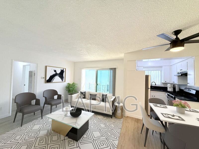 Los Angeles House: 1426 South Point View