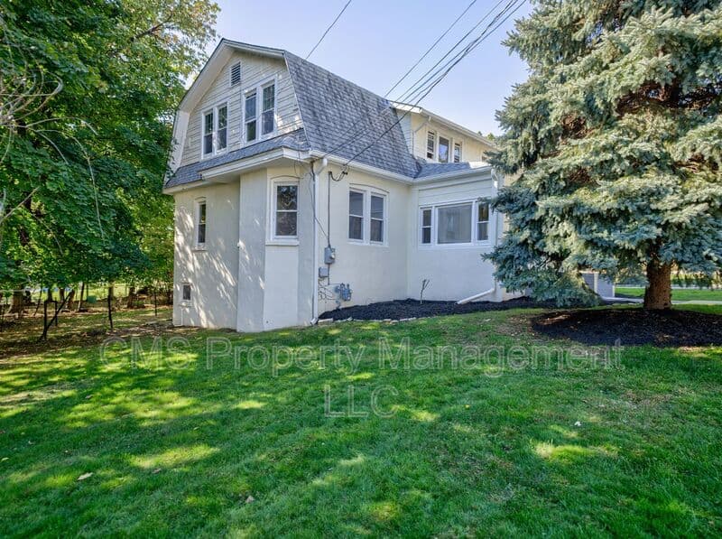 West Orange House: 14 Winding Way