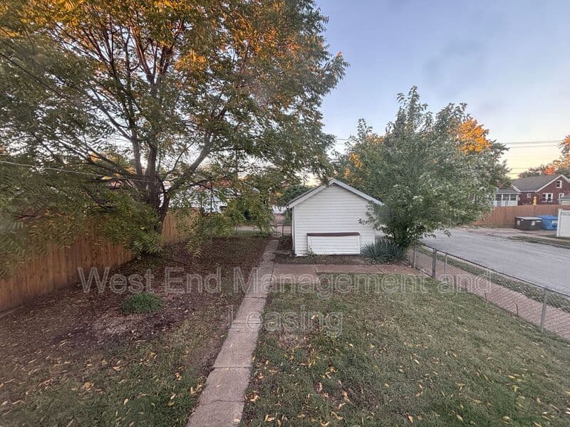 Saint Louis House: 6401 Pernod Ave