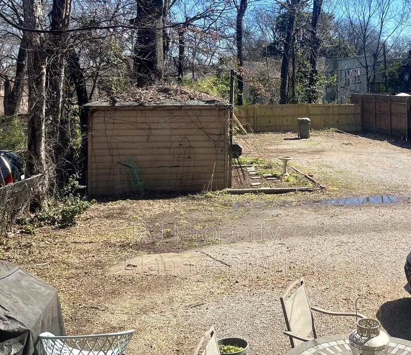 Memphis House: 72 N Belvedere Blvd