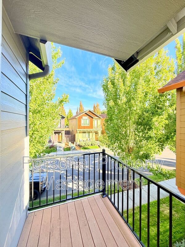 Vancouver House: 137 NW 76th St