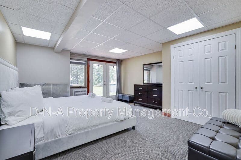 Mount Pocono House: 133 Montanesca Road