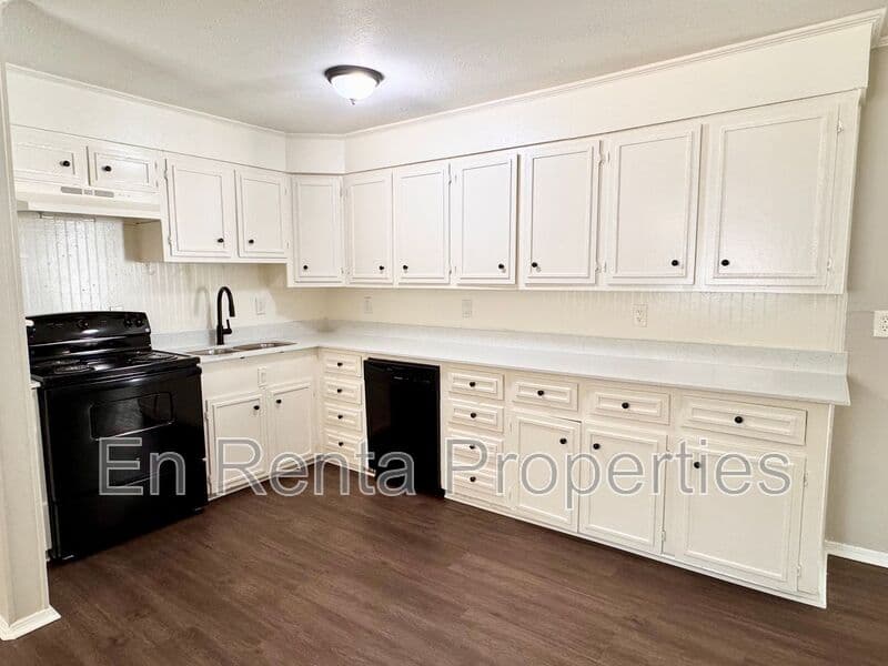Arlington House: 1414 Lackland St