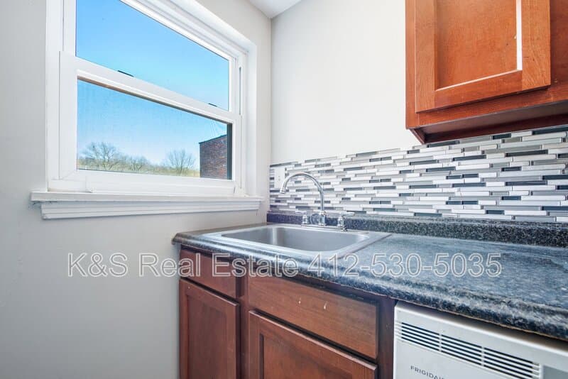 White Oak Condo: 1437 Lincoln Way - D