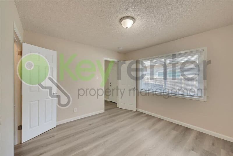 Sacramento House: 1071 Santiago Ave