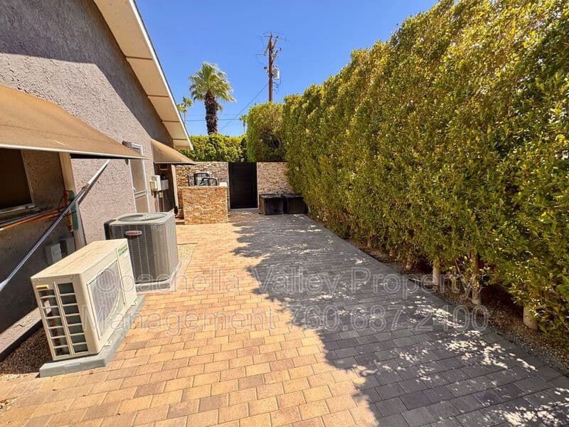 Palm Springs House: 2004 N San Antonio Rd