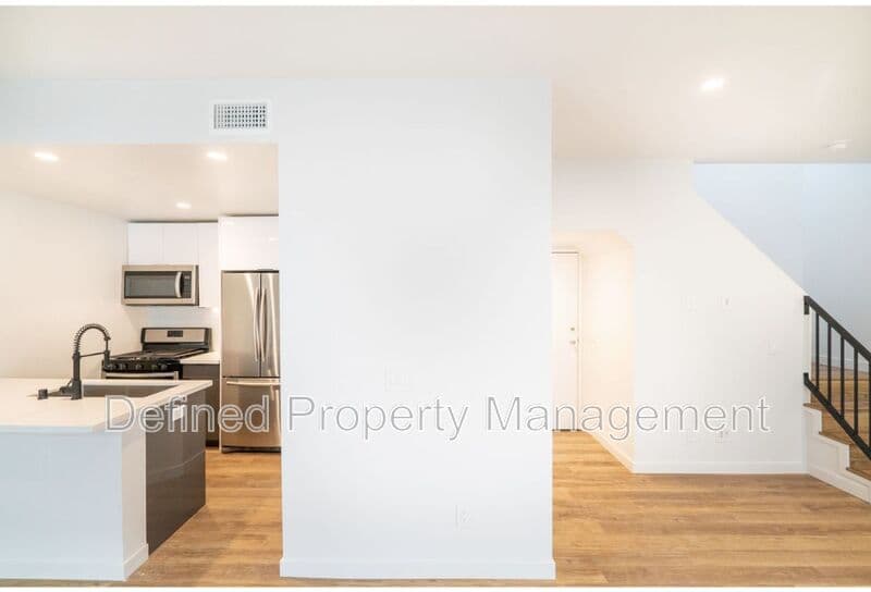 Los Angeles Condo: 6120 Eleanor Ave