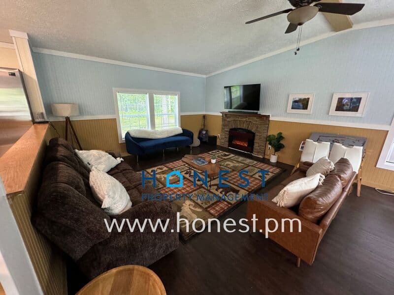 West Gardiner House: 107 Woodland Dr