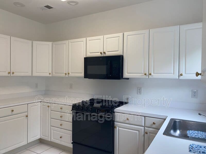 Newark Condo: 20 Ashby Lane
