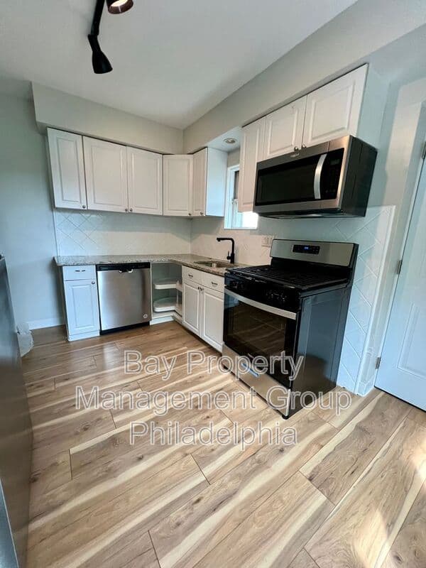 Collingdale House: 13 Kern St