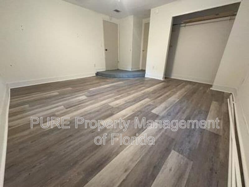 Ocala House: 595 NW 100th St