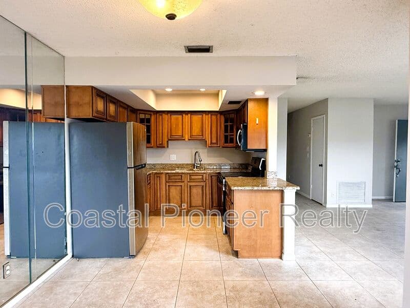 Lutz House: 15502 Morning Dr.