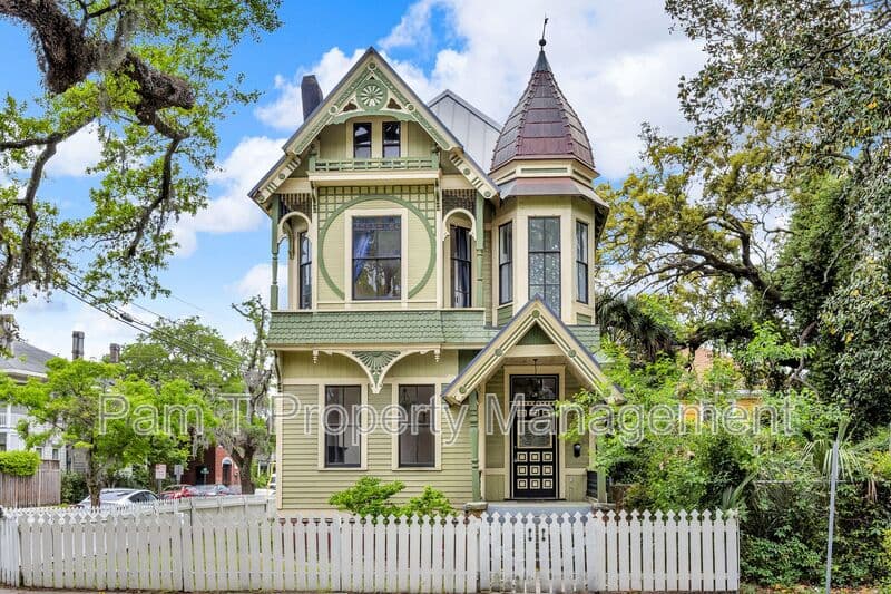 Savannah House: 201 W 37th St
