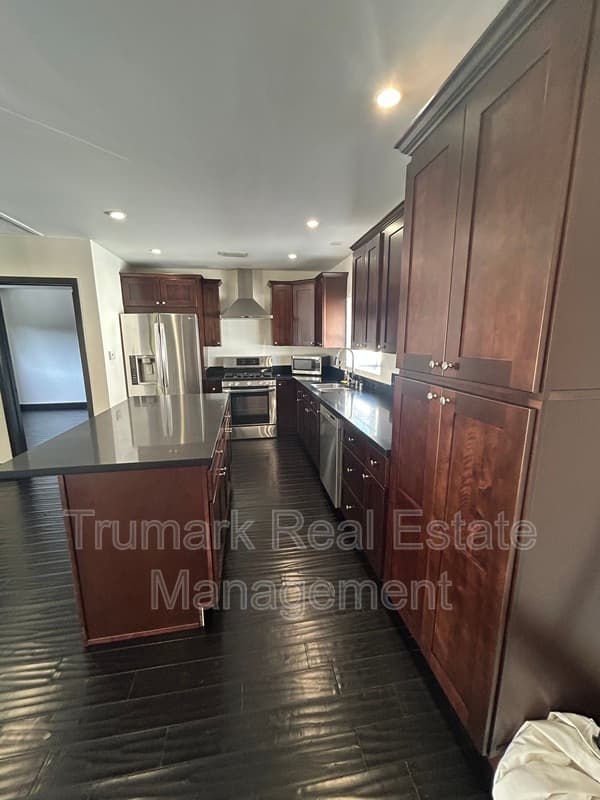 Studio City Condo: 12426 Moorpark St