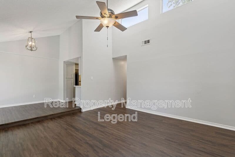 Dallas House: 6646 E Lovers Lane
