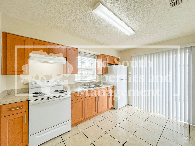 Lakeland House: 5825 Charlton Drive
