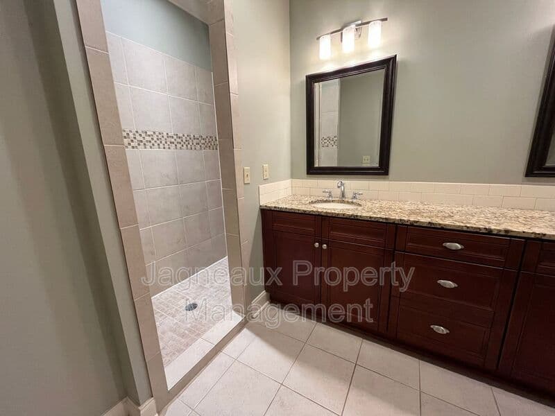 Lafayette House: 114 Hargrave Dr