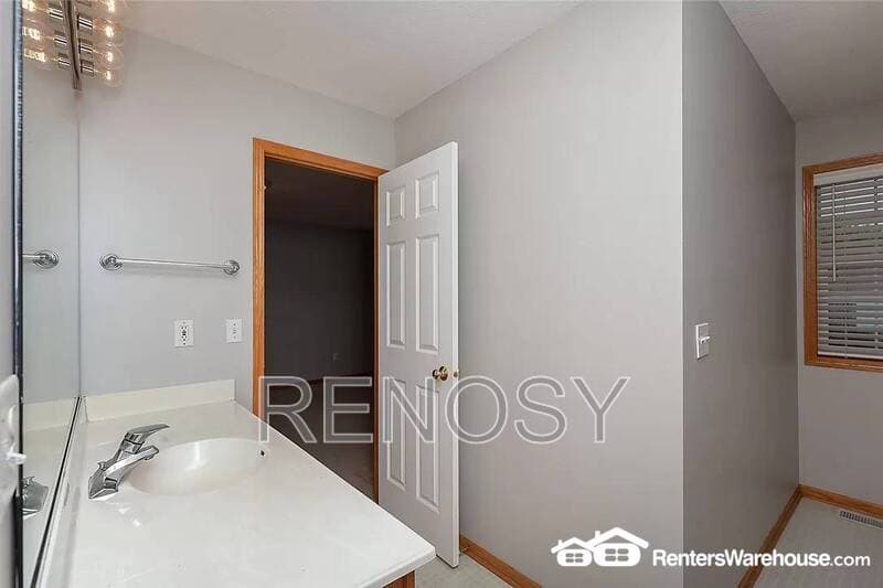 West Des Moines House: 7732 Beechtree Ln