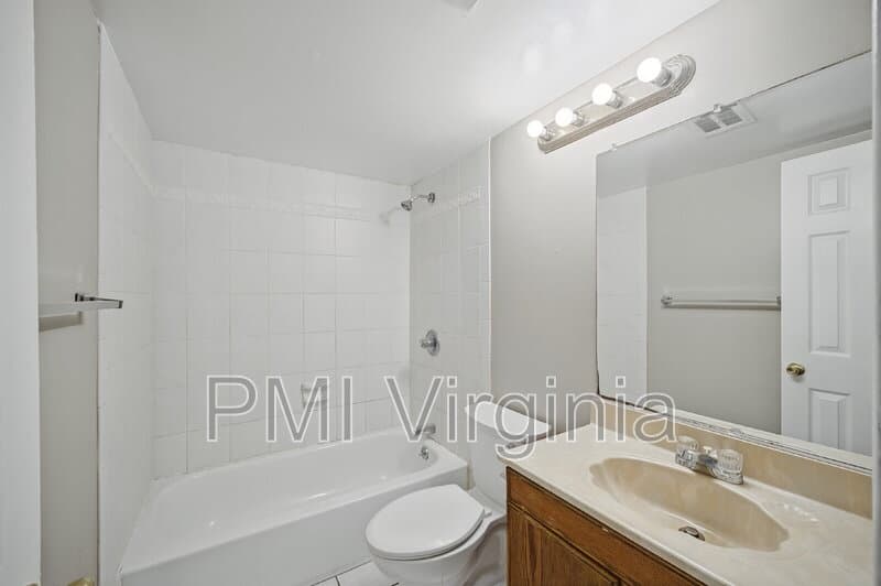Virginia Beach Townhome: 835 N Buckingham Ct