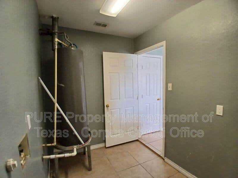Corpus Christi House: 1941 Sunnycrest St