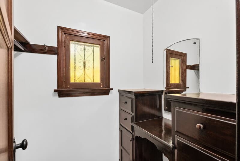 Long Beach House: 76 Roycroft Avenue