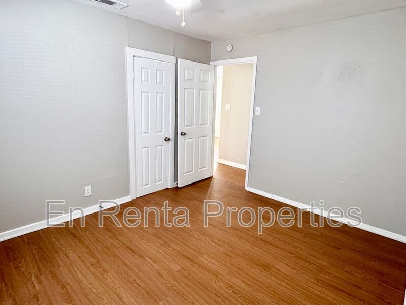 Fort Worth House: 525 Hammond St.