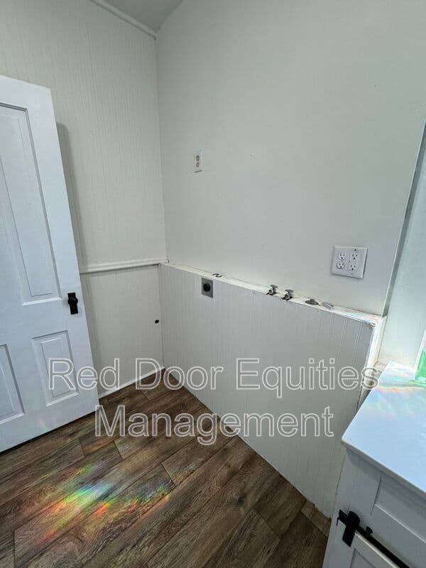 Lancaster House: 136 W Walnut St