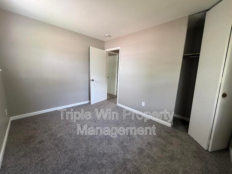 HAZELWOOD House: 7250 HOWDERSHELL RD