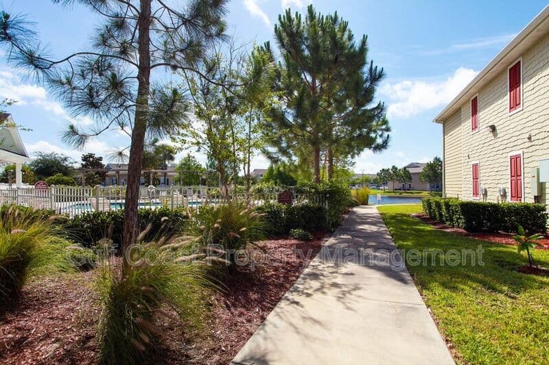 Bradenton House: 4850 51st St West