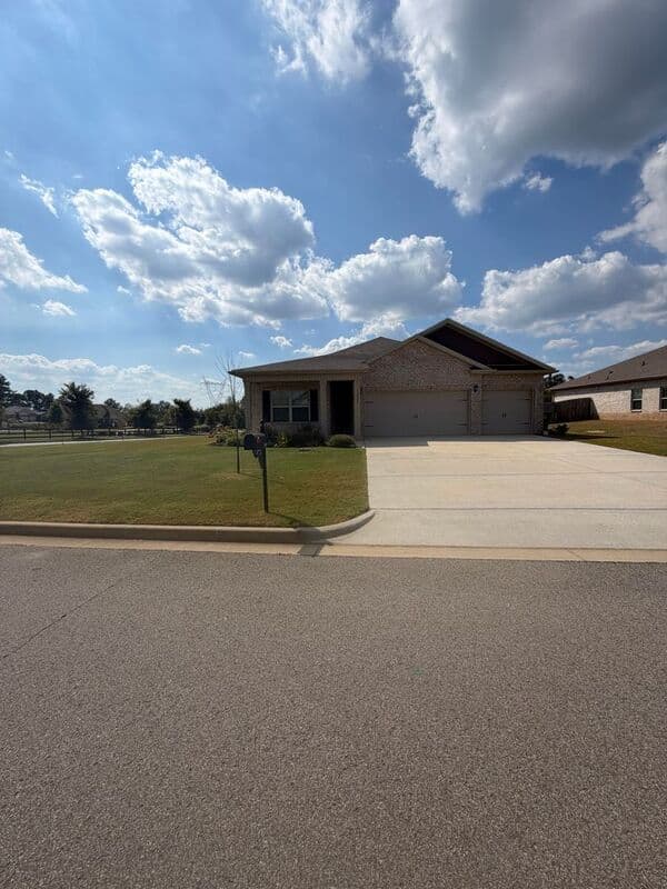Athens House: 13937 Lannister Lane