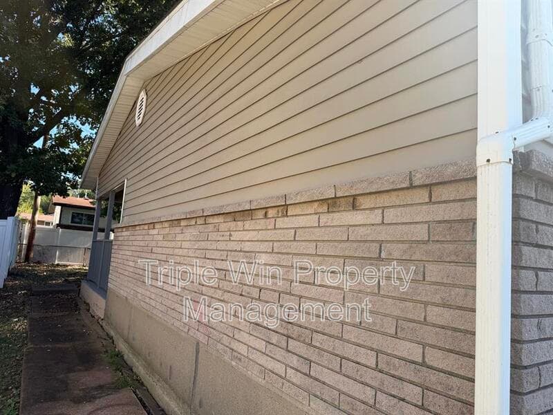 Saint Louis House: 10126 Edgefield Dr