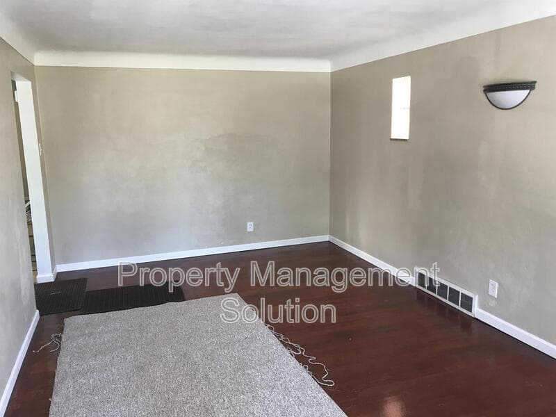 Saint Louis House: 4737 Plover
