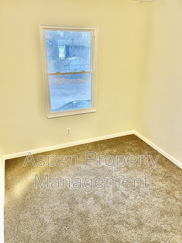 Burlington House: 2216 Piper Place