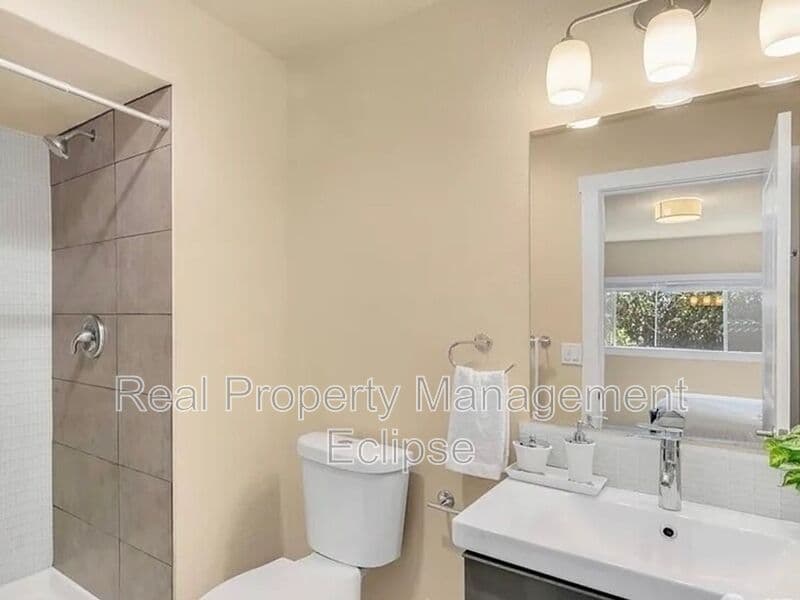 Seattle Condo: 17431 Ambaum Blvd S
