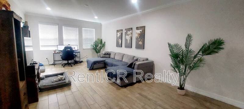 Lutz House: 353 Villa Corte Drive