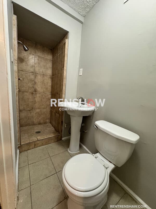Memphis House: 381 N Manassas St