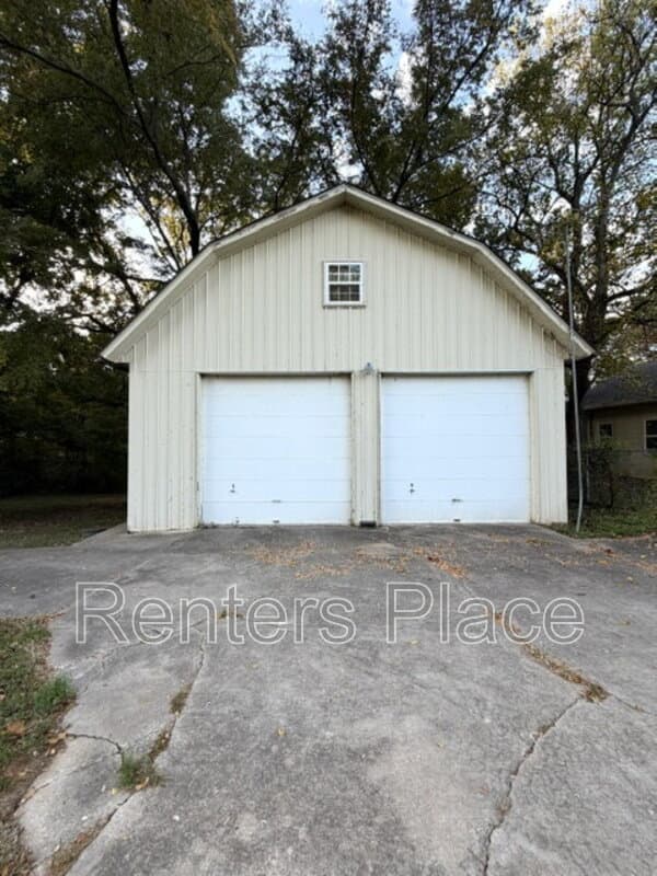 Tulsa House: 8166 South Elwood Avenue