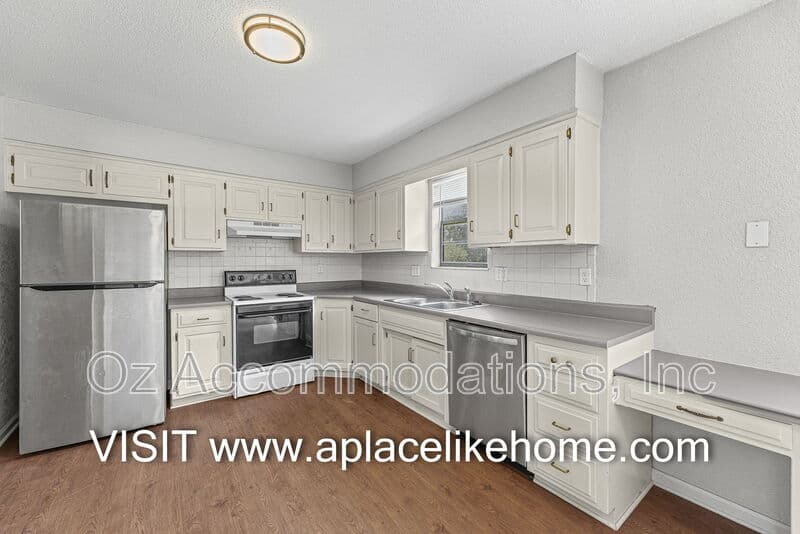Olathe House: 1105 W Elm Ter